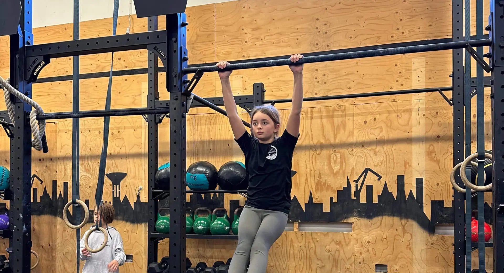 Girl performing pull ups on the bar at CrossFit Landskrona